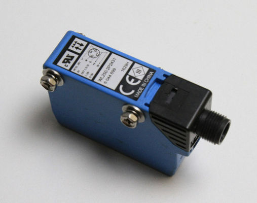 Sensor fotoelétrico compacto SICK W250-2P2431 com luz vermelha visível e número de peça 6044699