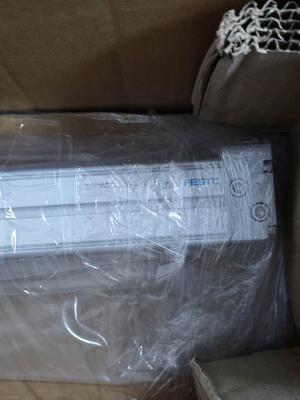 Cilindro de acionamento pneumático guiado FESTO DGC-K-25-600-PPV-A